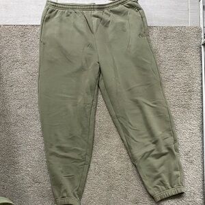 Vuori Olive Women's Jogger Pants